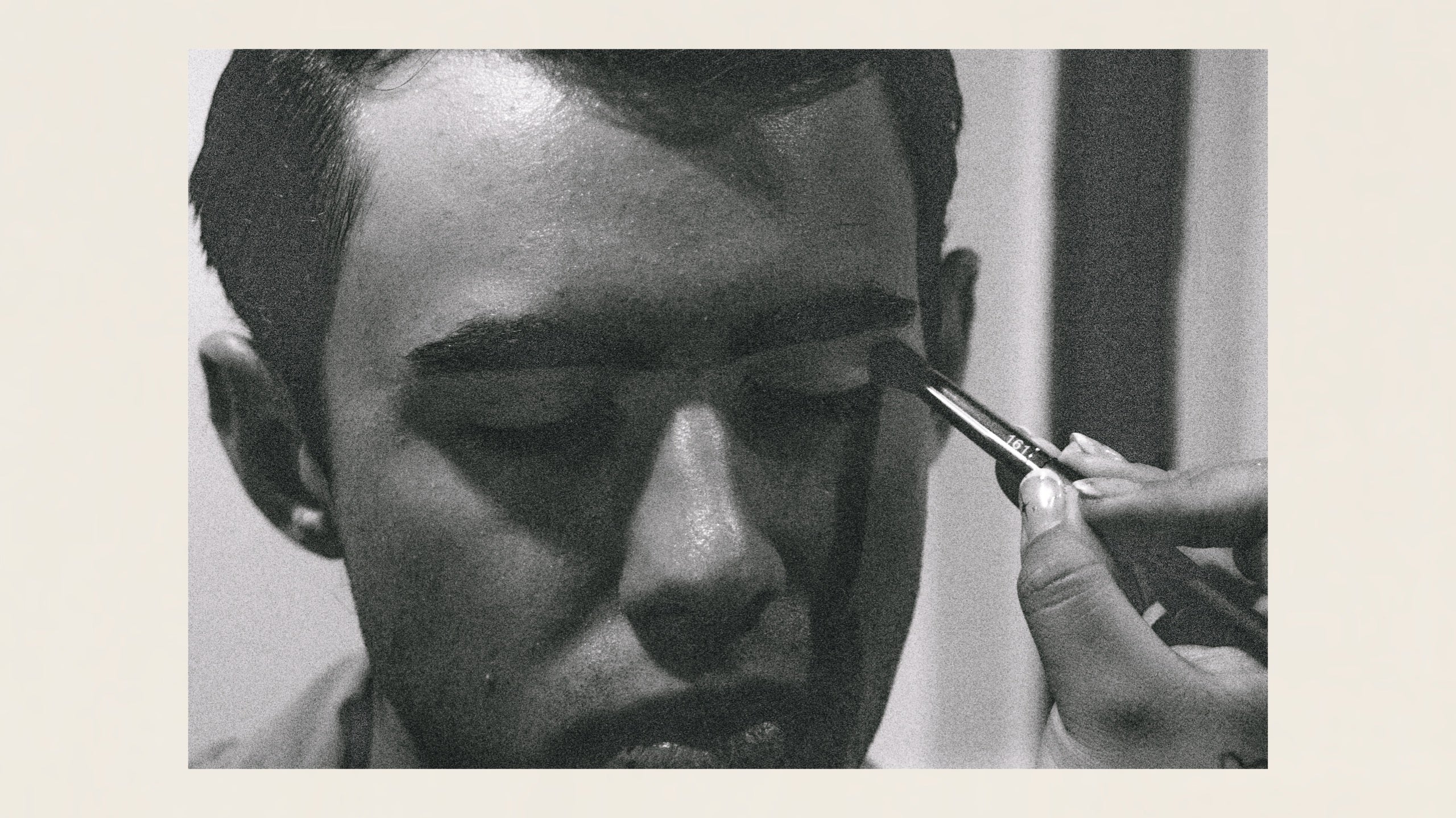 Das Model Angelo mit Prados Beauty im Backstage-Bereich f&uuml;r den Din&eacute;/Navajo-Designer Orlando Dugi 